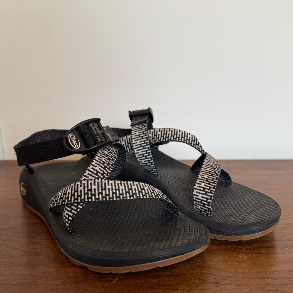 Chacos Z/cloud women’s black and white